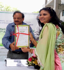 Ms Benu Malhotra receiving certificate of honor from Dr Harshvardhan